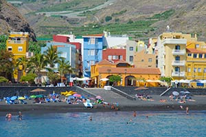 Ansicht Tazacorte Puerto mit Sandstrand